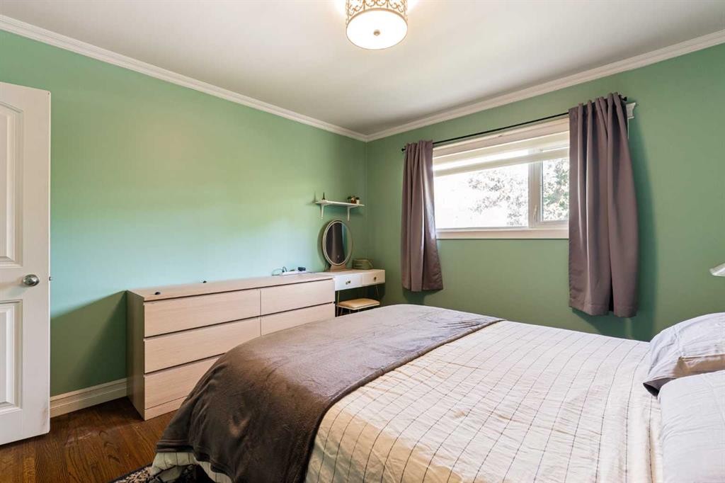 5919 Thornton Road Nw, Calgary, AB - Indoor Photo Showing Bedroom