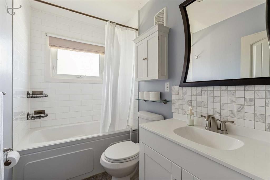 5919 Thornton Road Nw, Calgary, AB - Indoor Photo Showing Bathroom