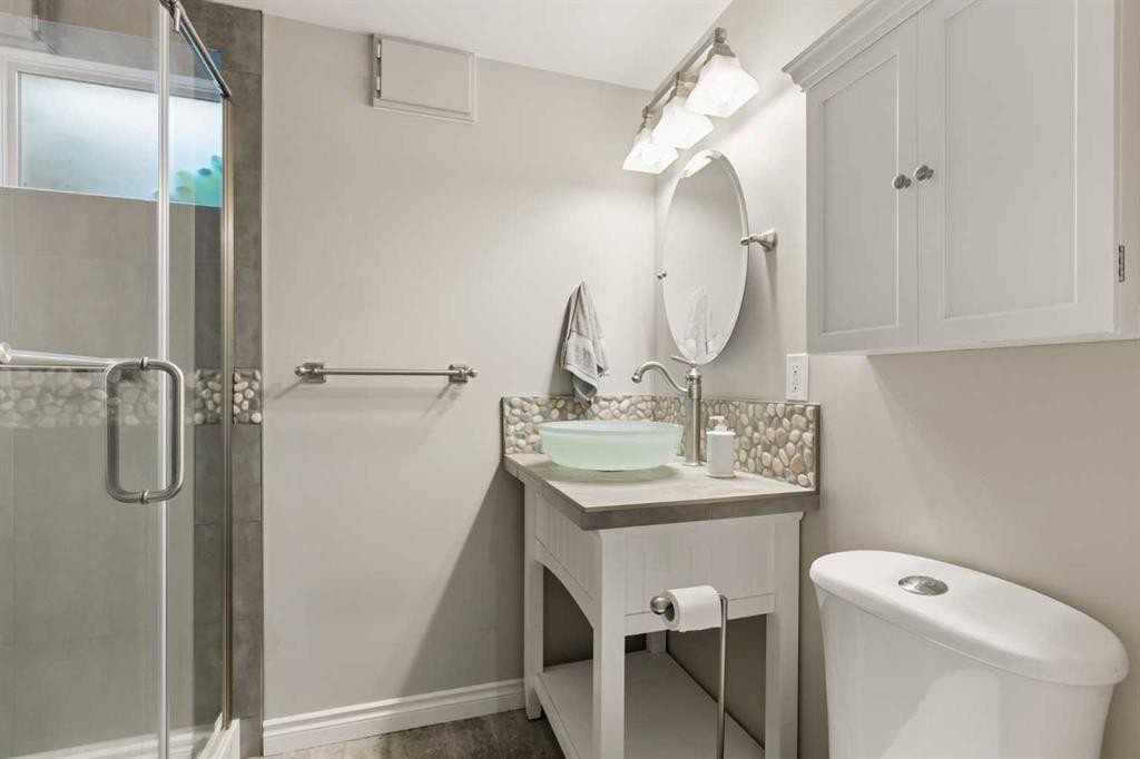 5919 Thornton Road Nw, Calgary, AB - Indoor Photo Showing Bathroom