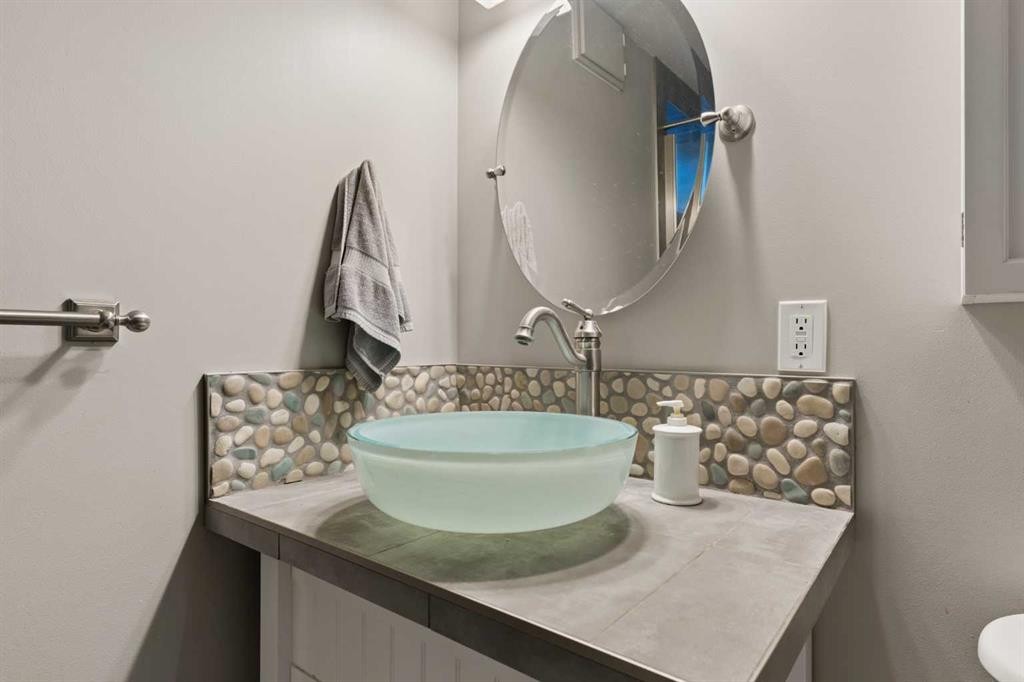 5919 Thornton Road Nw, Calgary, AB - Indoor Photo Showing Bathroom