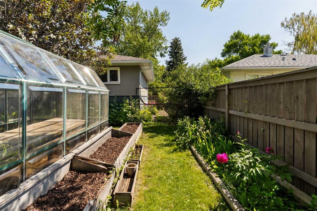 5919 Thornton Road Nw, Calgary, AB - Outdoor