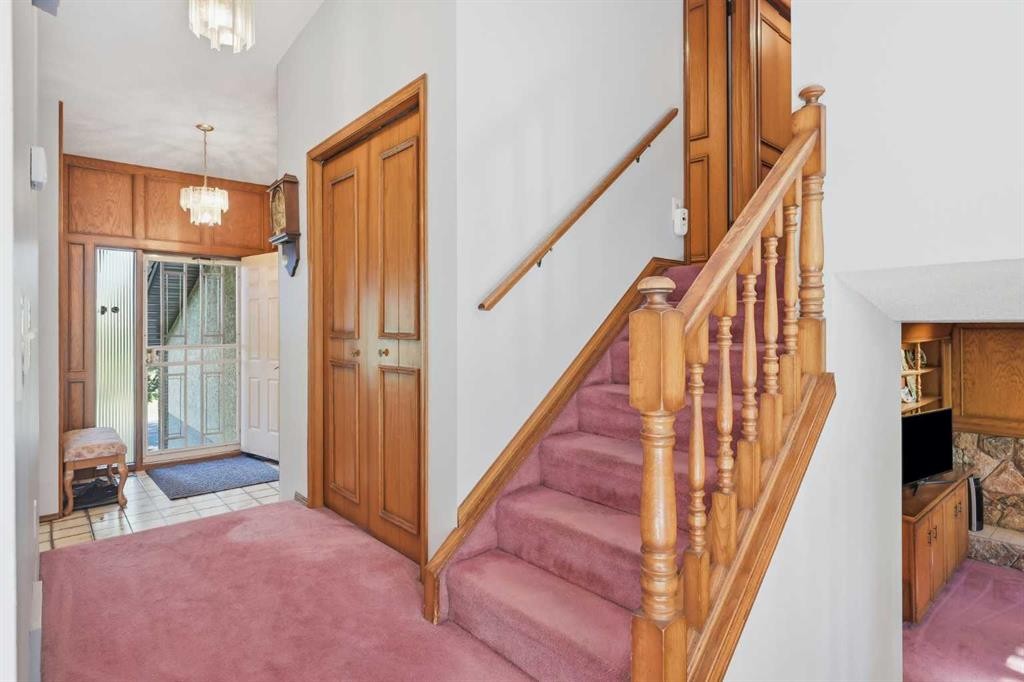 149 Edgehill Drive Nw, Calgary, AB - Indoor Photo Showing Other Room