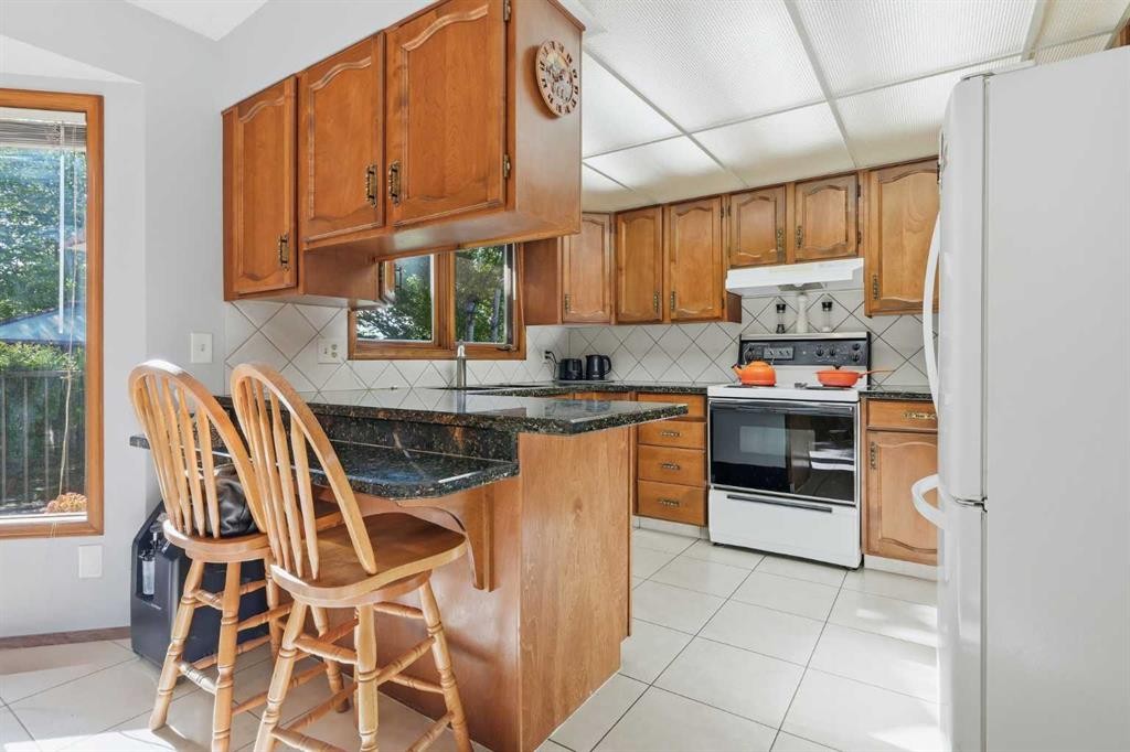 149 Edgehill Drive Nw, Calgary, AB - Indoor Photo Showing Kitchen