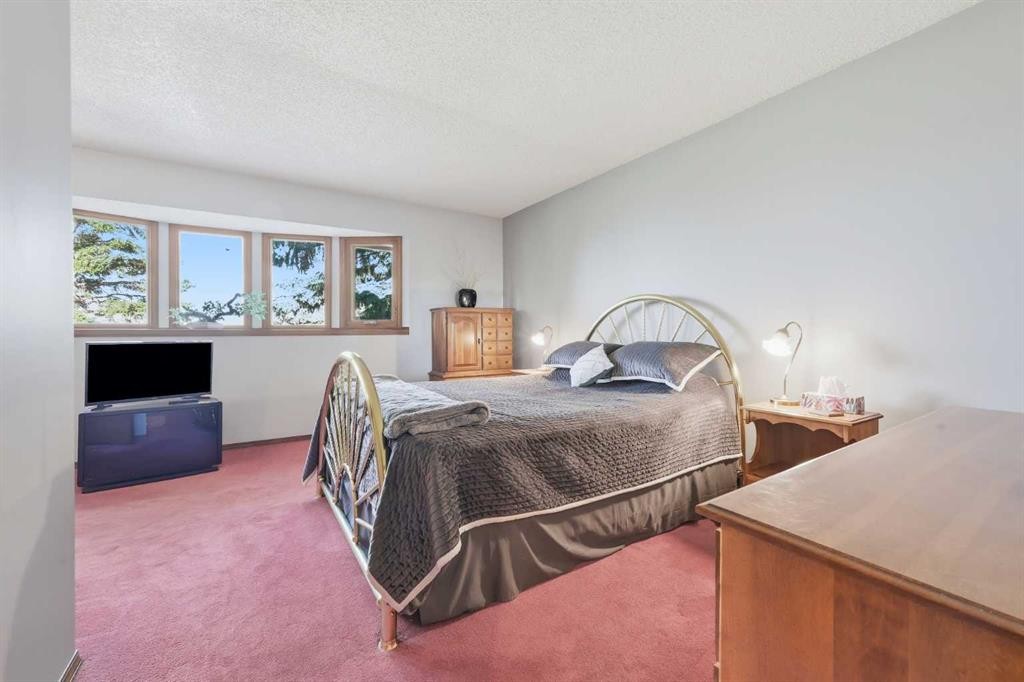 149 Edgehill Drive Nw, Calgary, AB - Indoor Photo Showing Bedroom