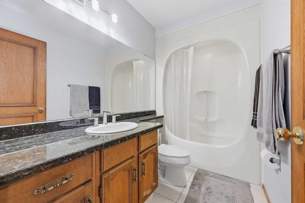 149 Edgehill Drive Nw, Calgary, AB - Indoor Photo Showing Bathroom
