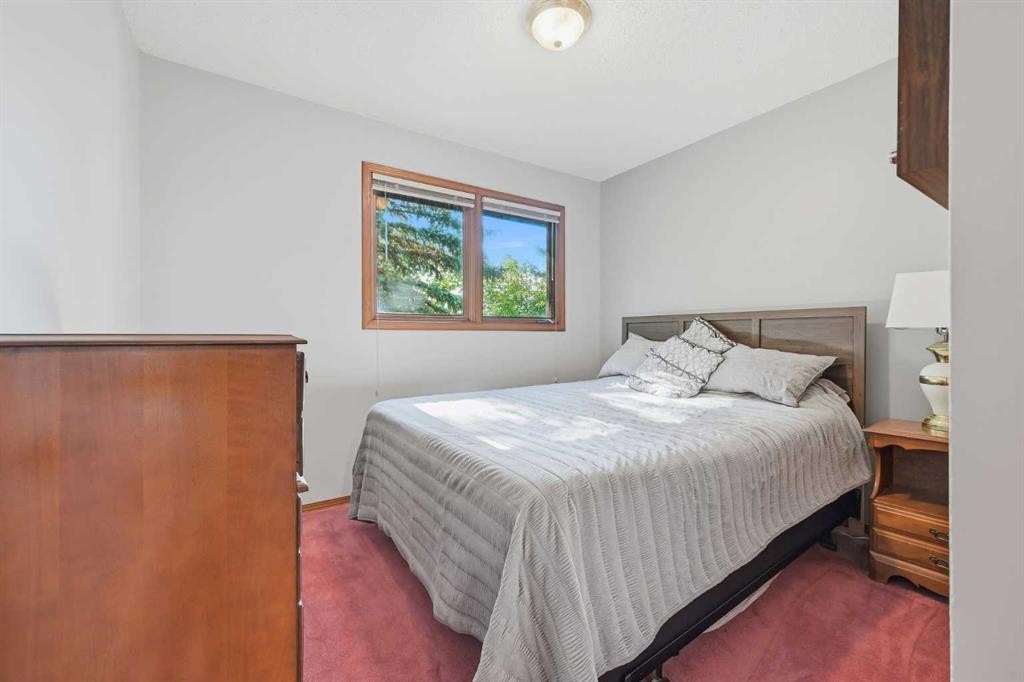 149 Edgehill Drive Nw, Calgary, AB - Indoor Photo Showing Bedroom
