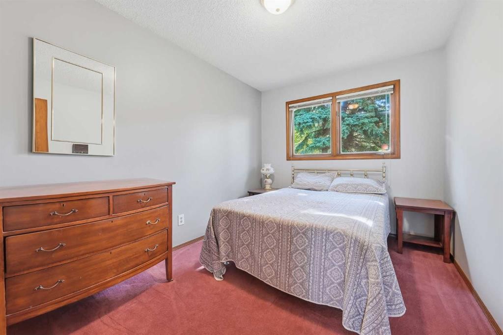149 Edgehill Drive Nw, Calgary, AB - Indoor Photo Showing Bedroom