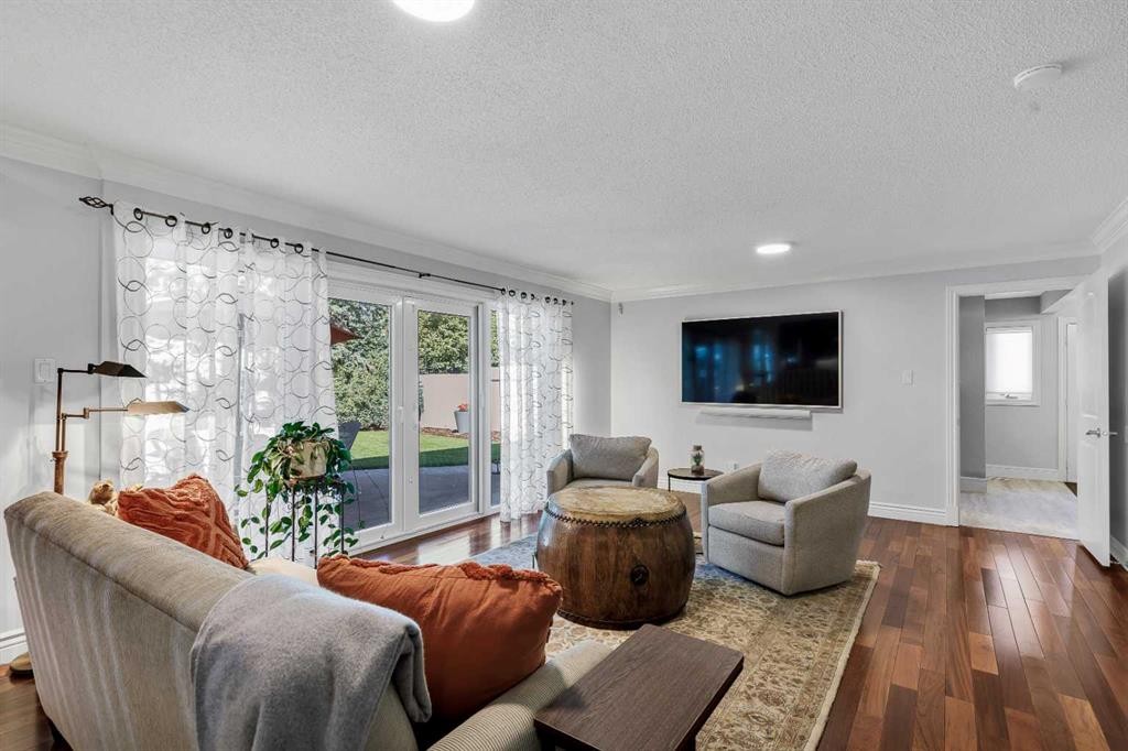 10907 Willowfern Drive Se, Calgary, AB - Indoor Photo Showing Living Room