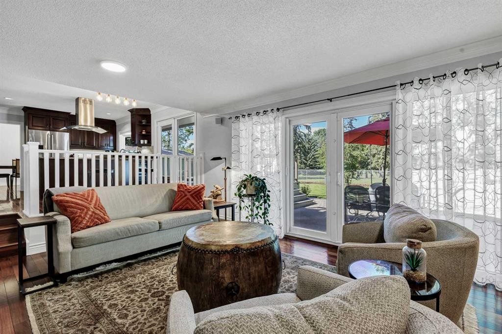 10907 Willowfern Drive Se, Calgary, AB - Indoor Photo Showing Living Room