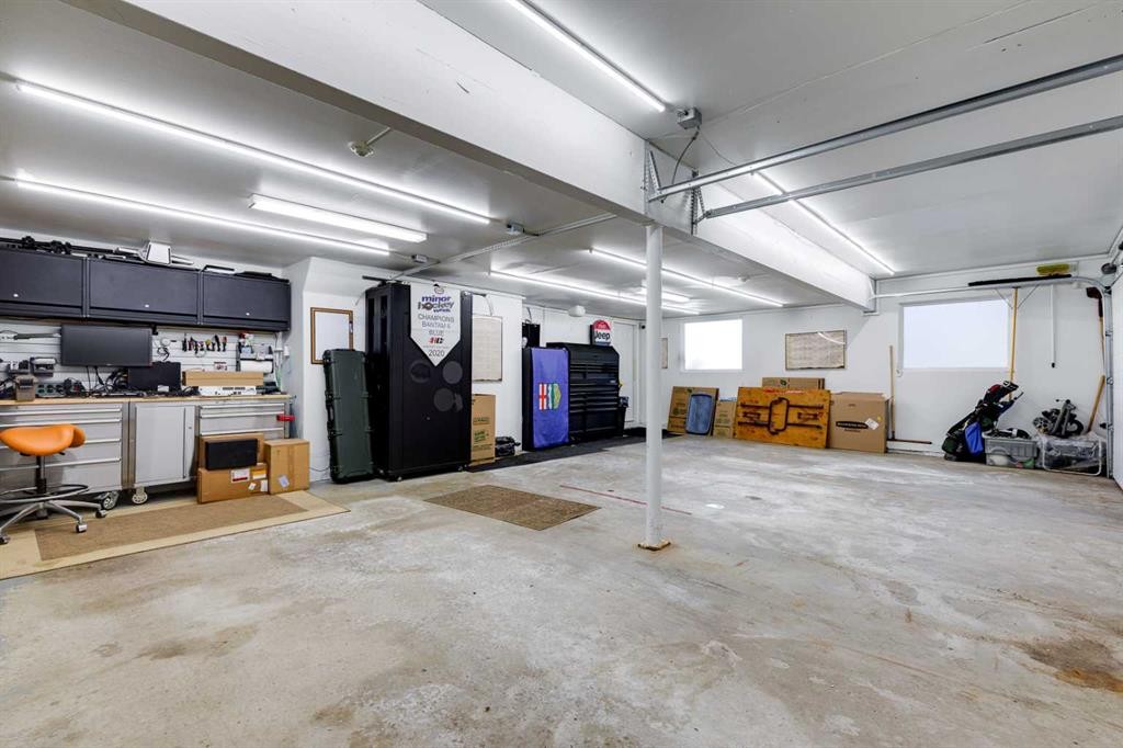 10907 Willowfern Drive Se, Calgary, AB - Indoor Photo Showing Garage