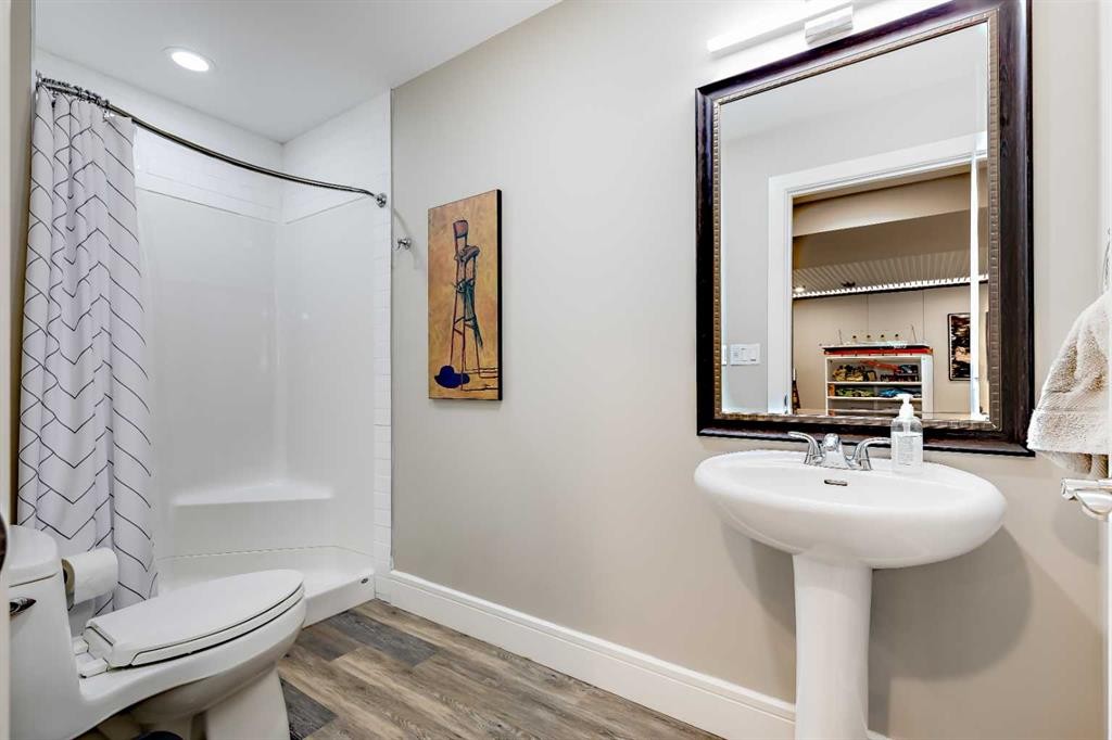 10907 Willowfern Drive Se, Calgary, AB - Indoor Photo Showing Bathroom