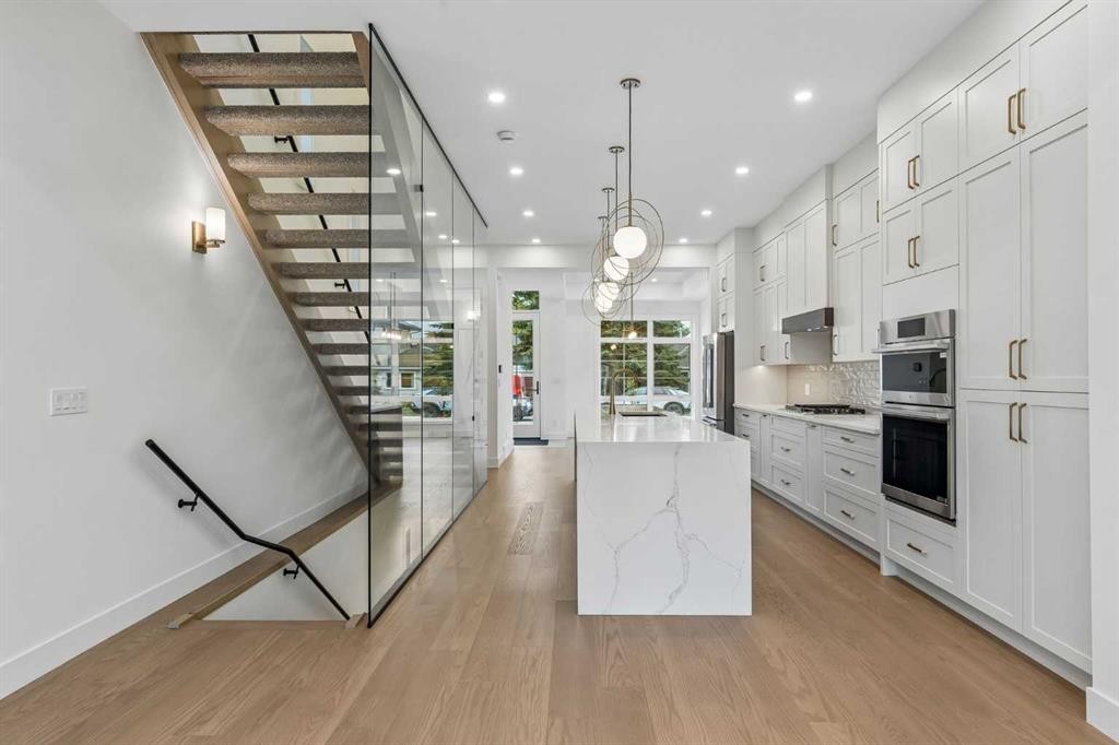 1812 19 Avenue Nw, Calgary, AB - Indoor Photo Showing Kitchen With Upgraded Kitchen