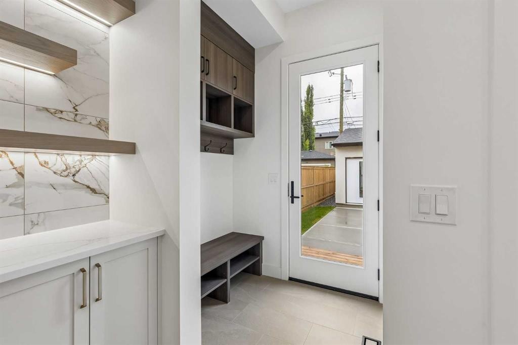 1812 19 Avenue Nw, Calgary, AB - Indoor Photo Showing Other Room