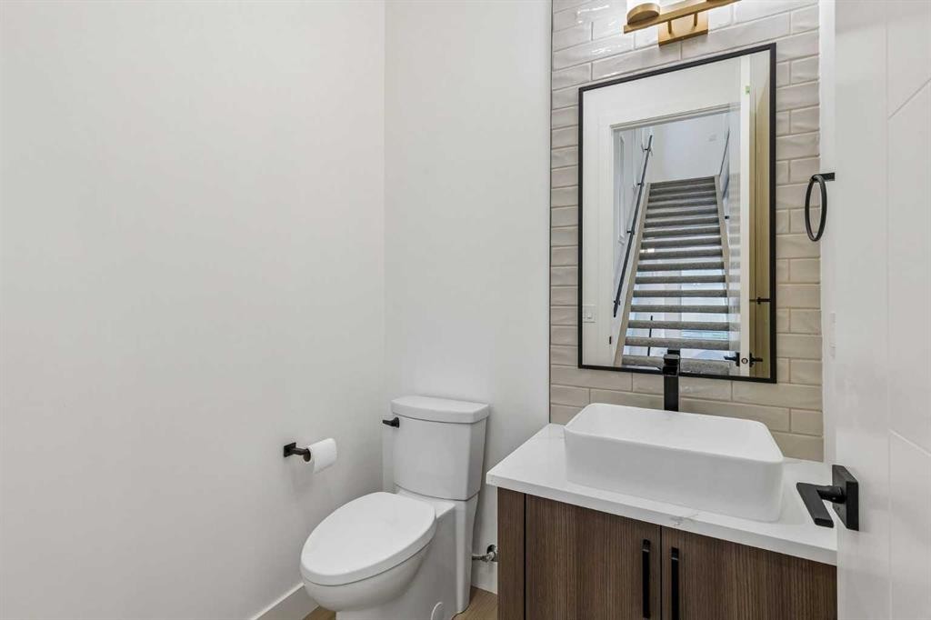 1812 19 Avenue Nw, Calgary, AB - Indoor Photo Showing Bathroom