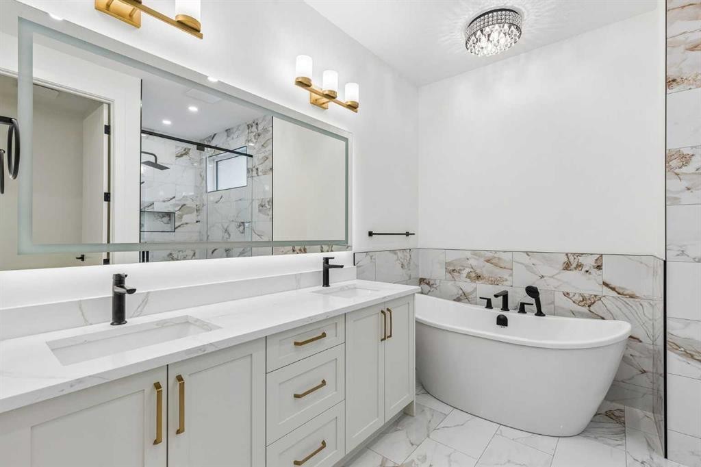 1812 19 Avenue Nw, Calgary, AB - Indoor Photo Showing Bathroom