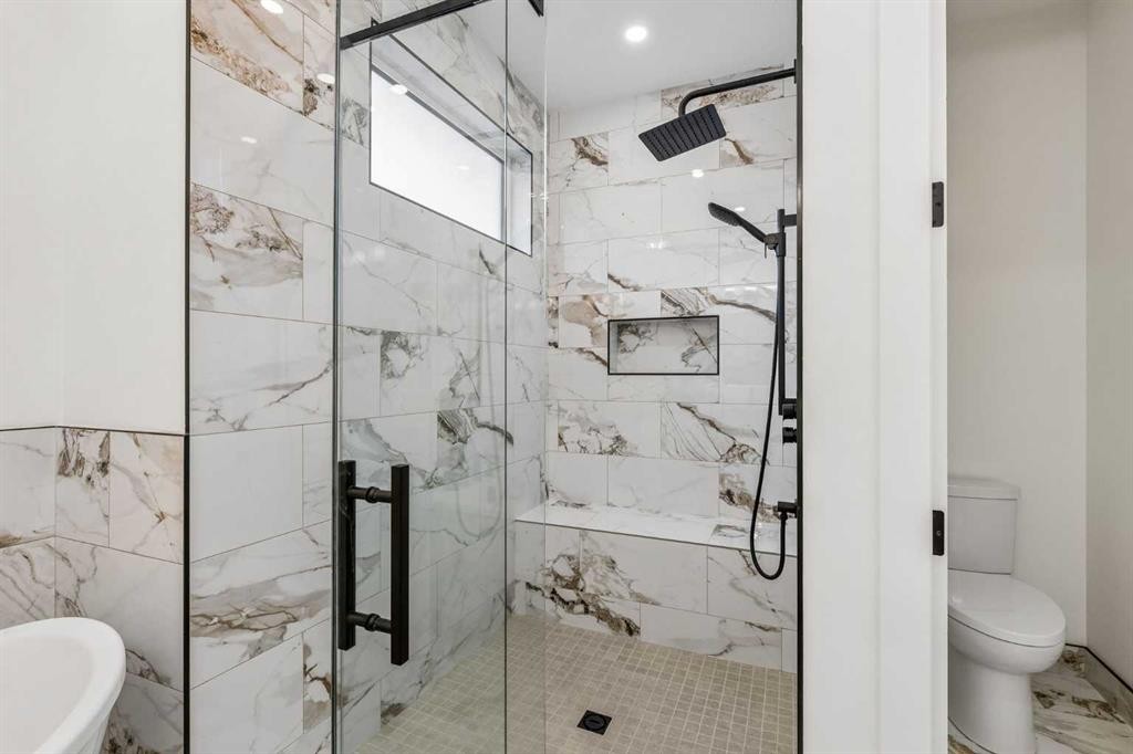 1812 19 Avenue Nw, Calgary, AB - Indoor Photo Showing Bathroom