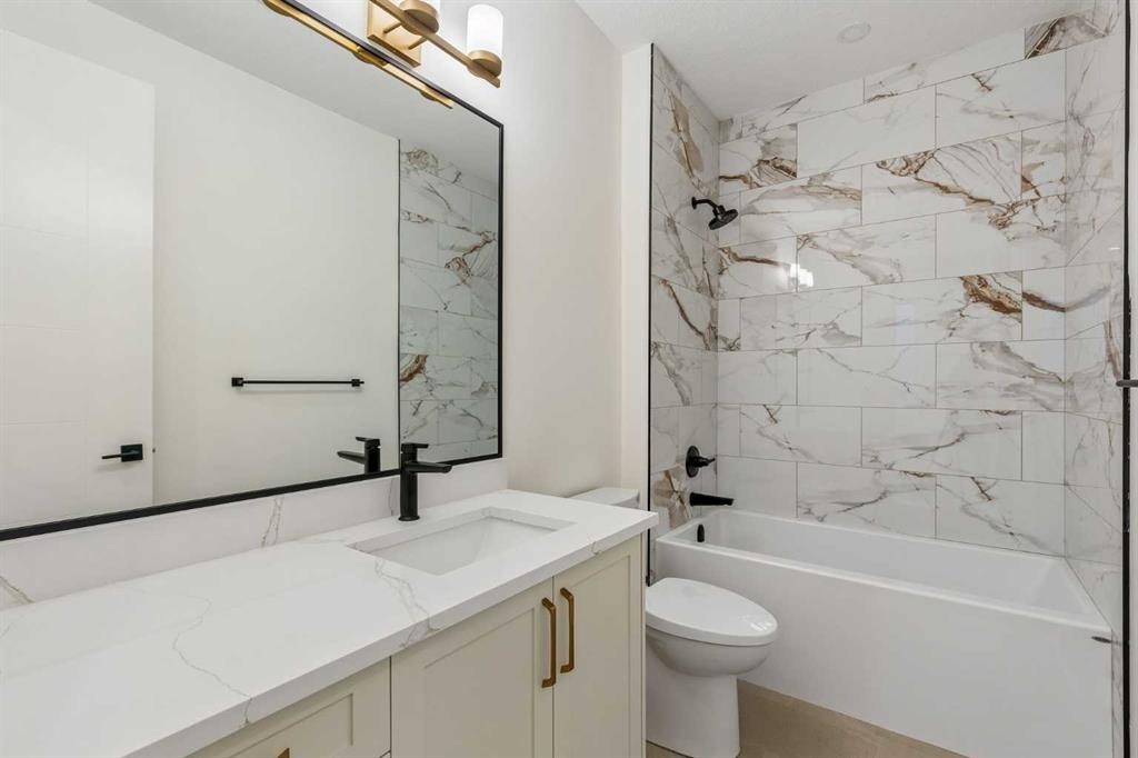 1812 19 Avenue Nw, Calgary, AB - Indoor Photo Showing Bathroom