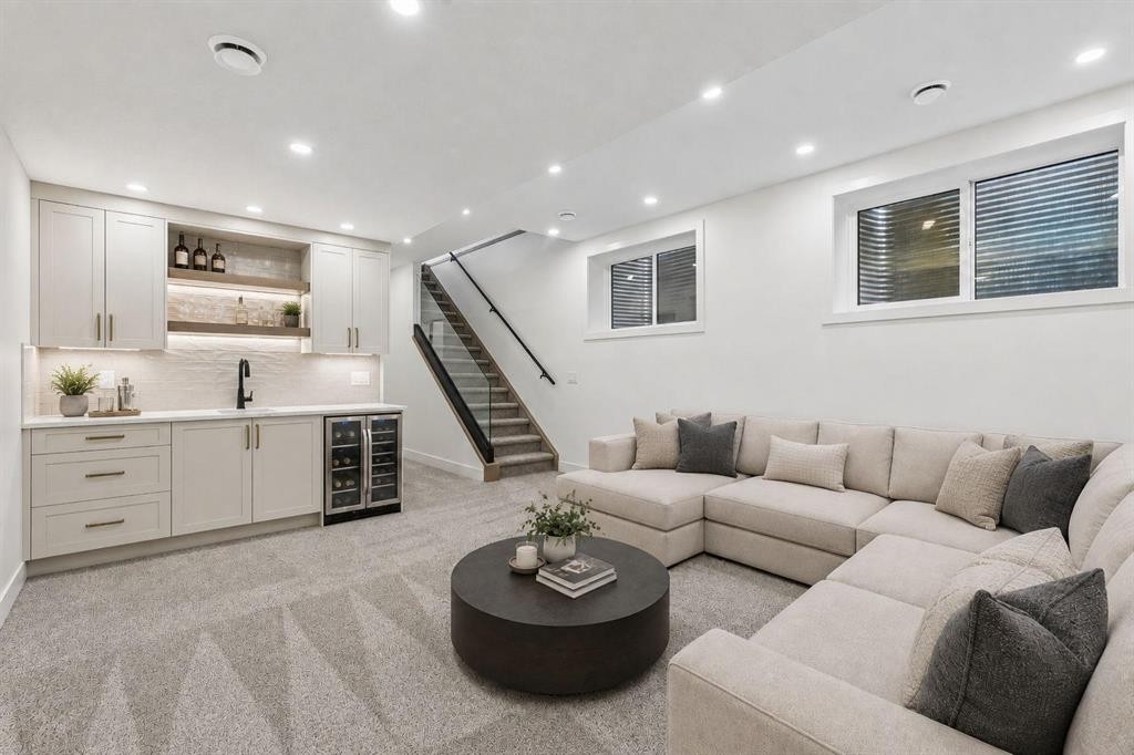 1812 19 Avenue Nw, Calgary, AB - Indoor Photo Showing Living Room
