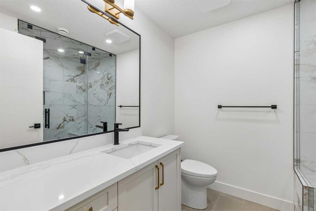 1812 19 Avenue Nw, Calgary, AB - Indoor Photo Showing Bathroom