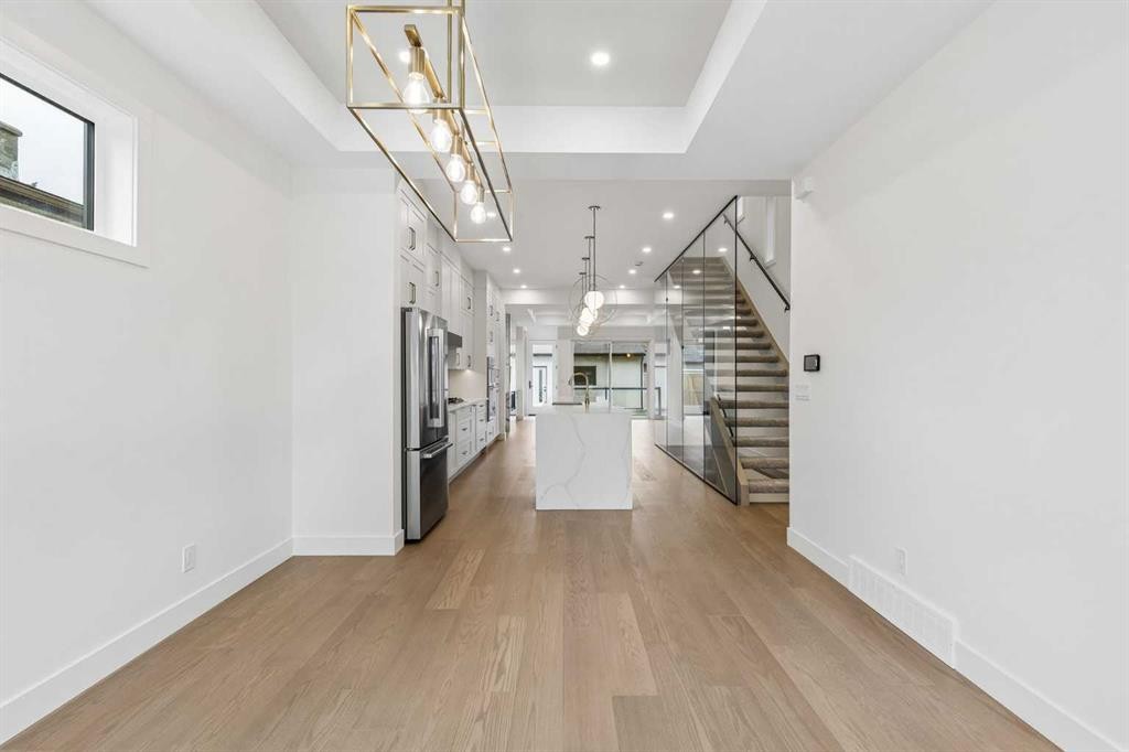 1812 19 Avenue Nw, Calgary, AB - Indoor Photo Showing Other Room
