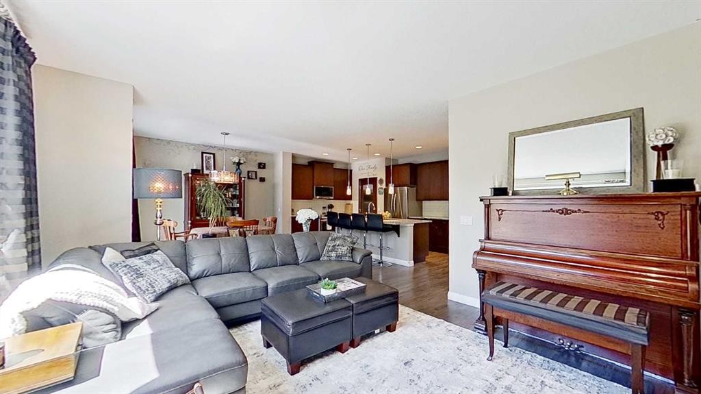 31 Ravenslea Crescent Se, Airdrie, AB - Indoor Photo Showing Living Room