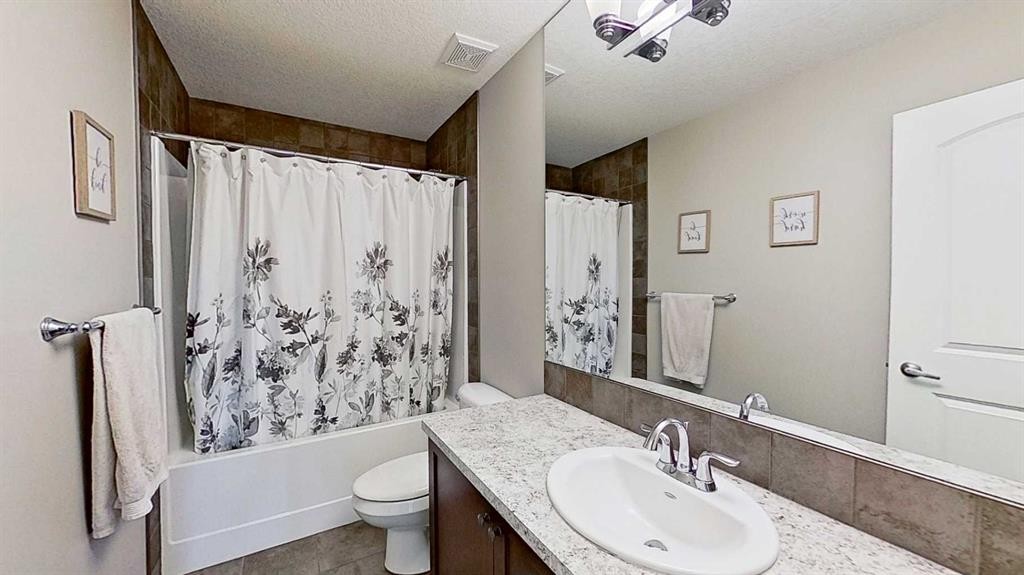31 Ravenslea Crescent Se, Airdrie, AB - Indoor Photo Showing Bathroom