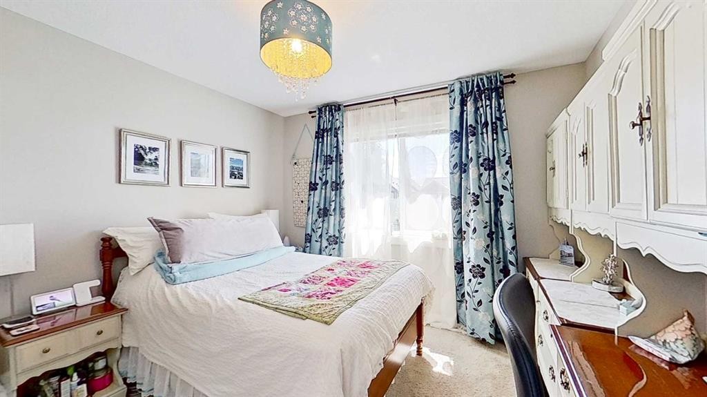 31 Ravenslea Crescent Se, Airdrie, AB - Indoor Photo Showing Bedroom