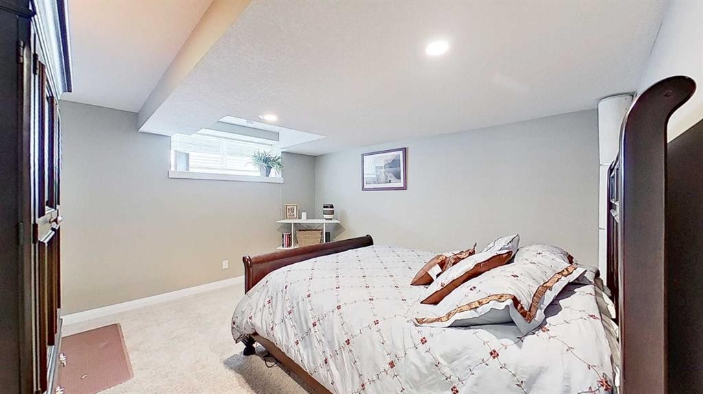 31 Ravenslea Crescent Se, Airdrie, AB - Indoor Photo Showing Bedroom