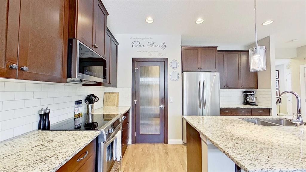 31 Ravenslea Crescent Se, Airdrie, AB - Indoor Photo Showing Kitchen With Double Sink With Upgraded Kitchen