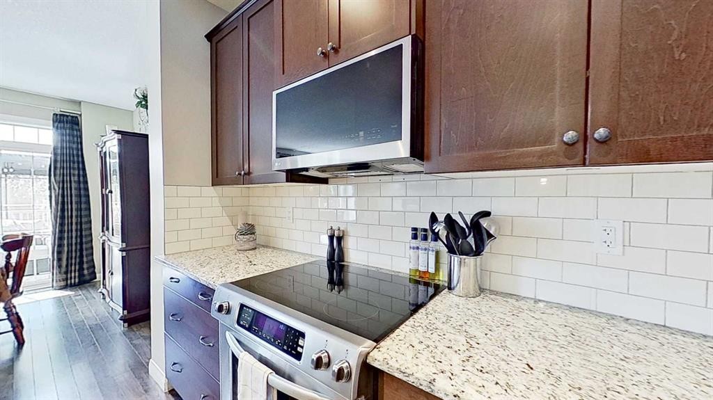 31 Ravenslea Crescent Se, Airdrie, AB - Indoor Photo Showing Kitchen With Upgraded Kitchen