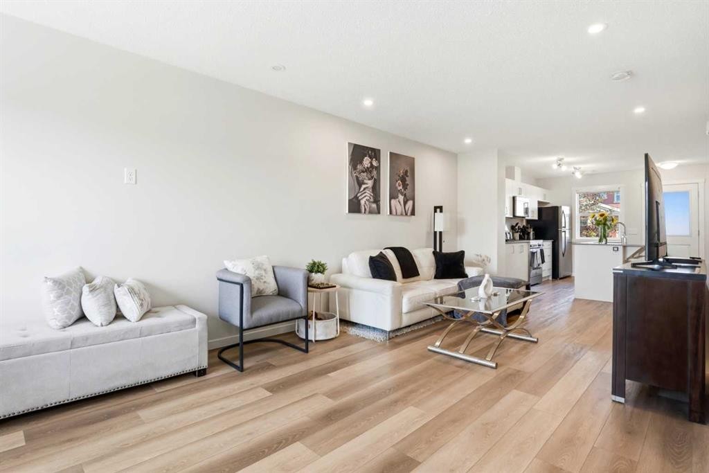 412 Cranbrook Square Se, Calgary, AB - Indoor Photo Showing Living Room