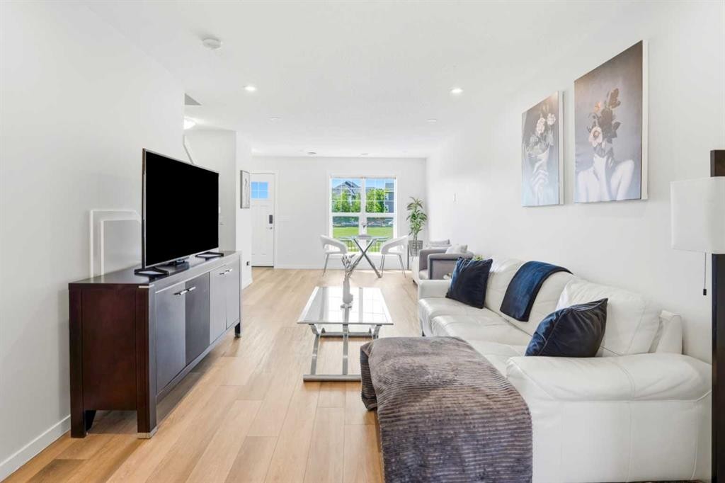 412 Cranbrook Square Se, Calgary, AB - Indoor Photo Showing Other Room