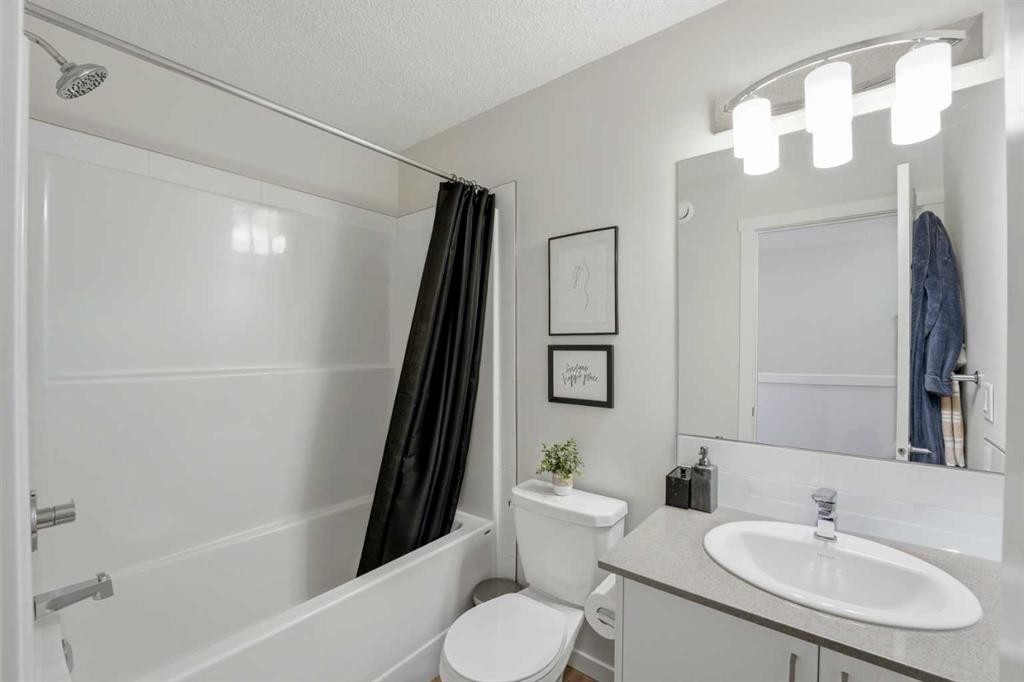 412 Cranbrook Square Se, Calgary, AB - Indoor Photo Showing Bathroom