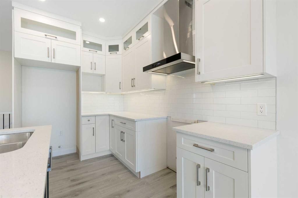 25 St. Andrews Close, Lyalta, AB - Indoor Photo Showing Kitchen With Double Sink