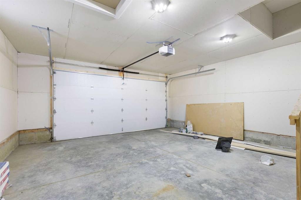 25 St. Andrews Close, Lyalta, AB - Indoor Photo Showing Garage