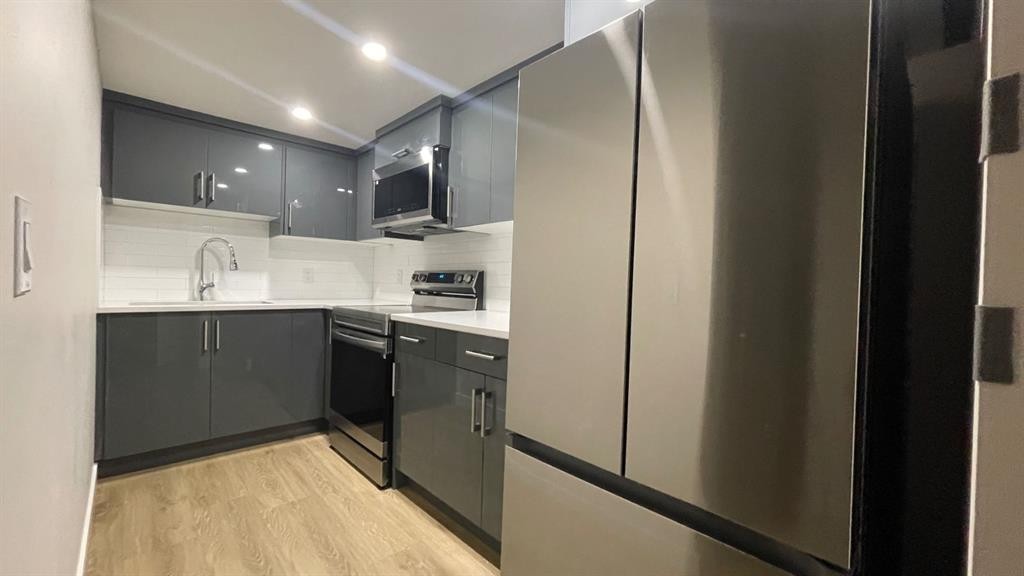 138 Copperpond Street Se, Calgary, AB - Indoor Photo Showing Kitchen