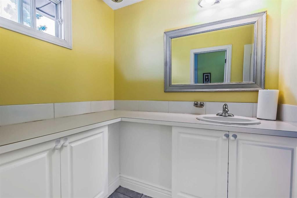 55 Bermuda Close Nw, Calgary, AB - Indoor Photo Showing Bathroom