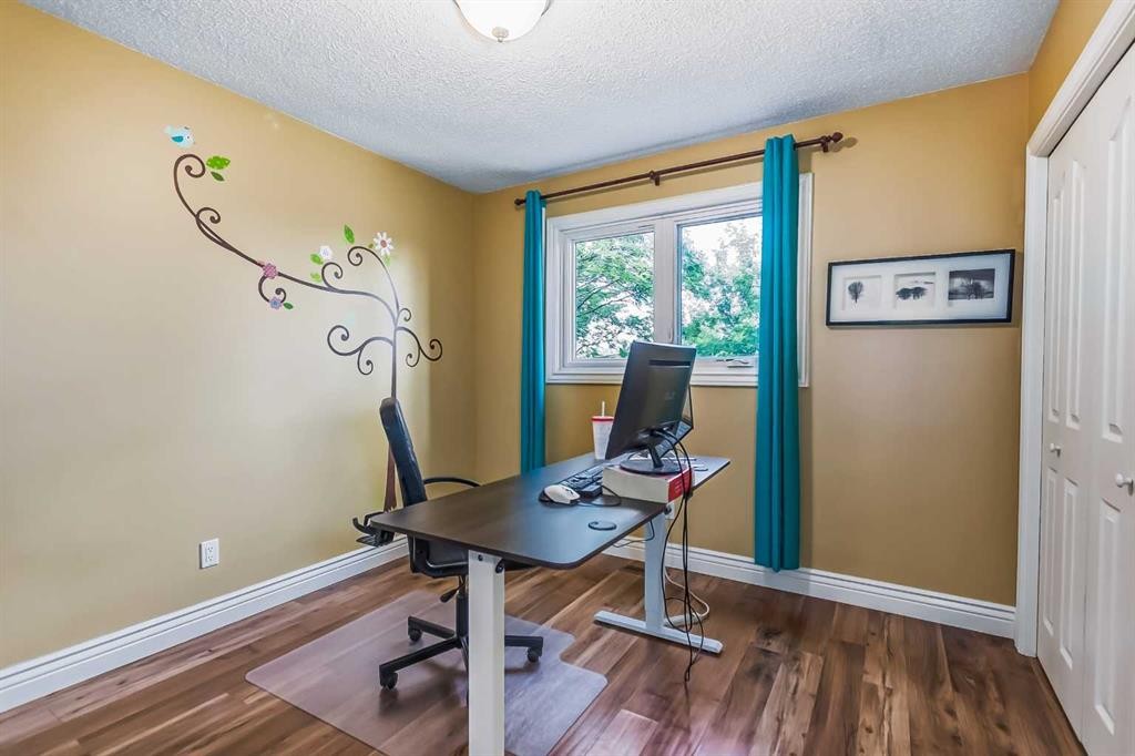 55 Bermuda Close Nw, Calgary, AB - Indoor Photo Showing Office