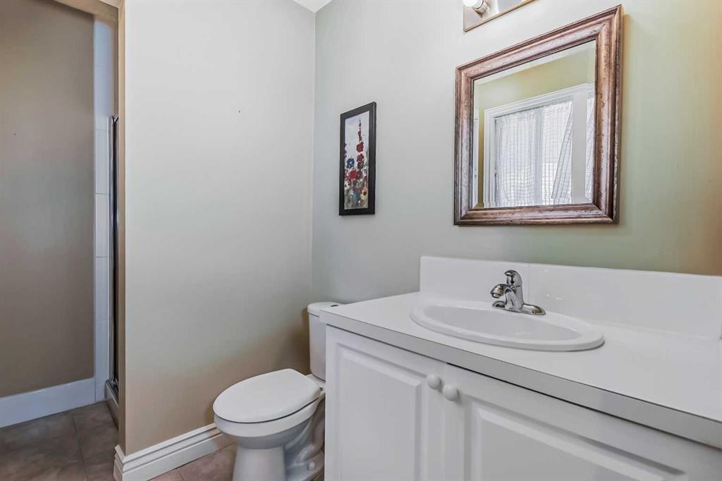55 Bermuda Close Nw, Calgary, AB - Indoor Photo Showing Bathroom
