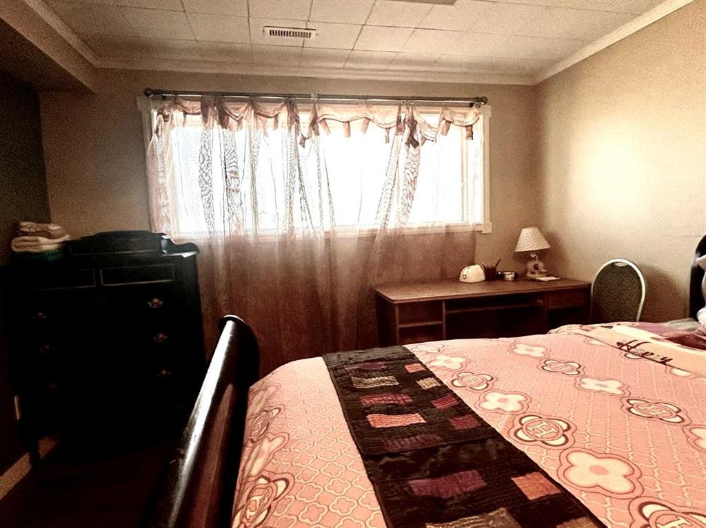 55 Bermuda Close Nw, Calgary, AB - Indoor Photo Showing Bedroom