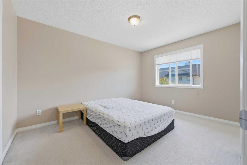 124 Everridge Gardens Sw, Calgary, AB - Indoor Photo Showing Bedroom