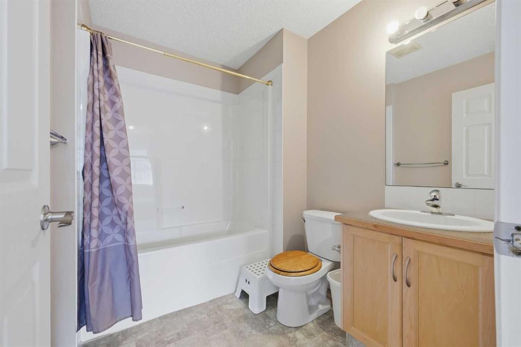 124 Everridge Gardens Sw, Calgary, AB - Indoor Photo Showing Bathroom