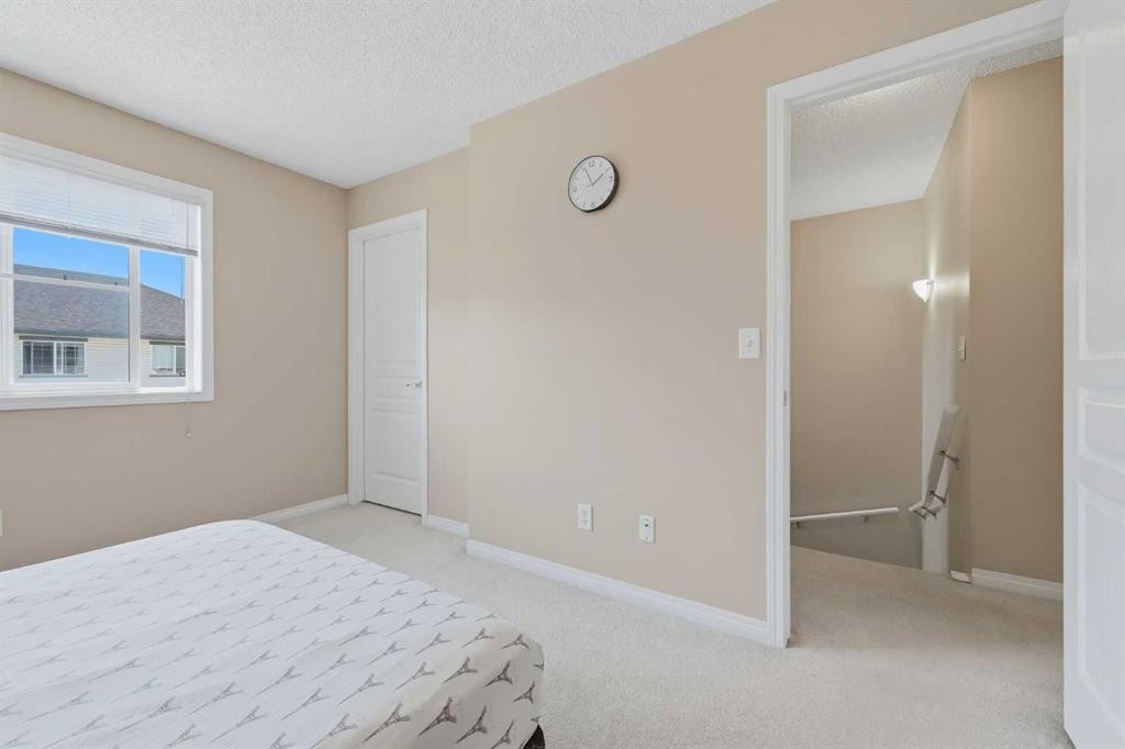 124 Everridge Gardens Sw, Calgary, AB - Indoor Photo Showing Bedroom