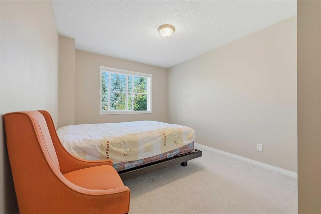 124 Everridge Gardens Sw, Calgary, AB - Indoor Photo Showing Bedroom