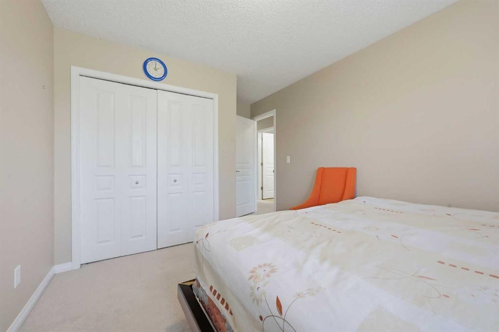 124 Everridge Gardens Sw, Calgary, AB - Indoor Photo Showing Bedroom