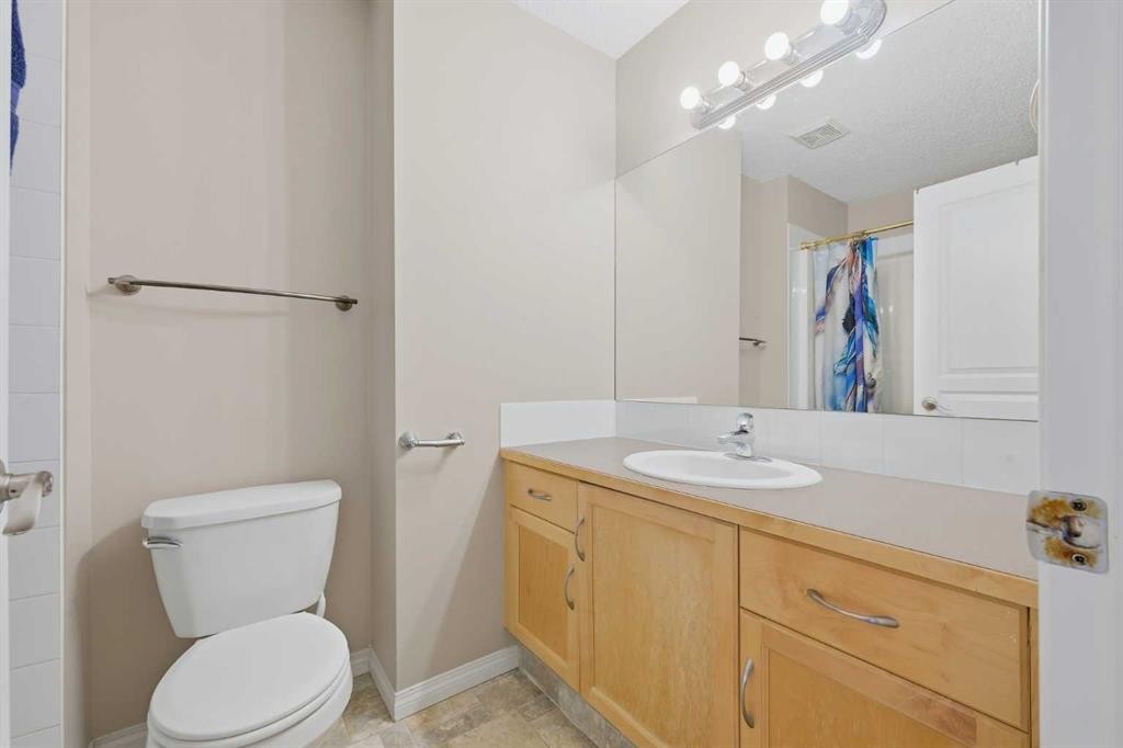 124 Everridge Gardens Sw, Calgary, AB - Indoor Photo Showing Bathroom