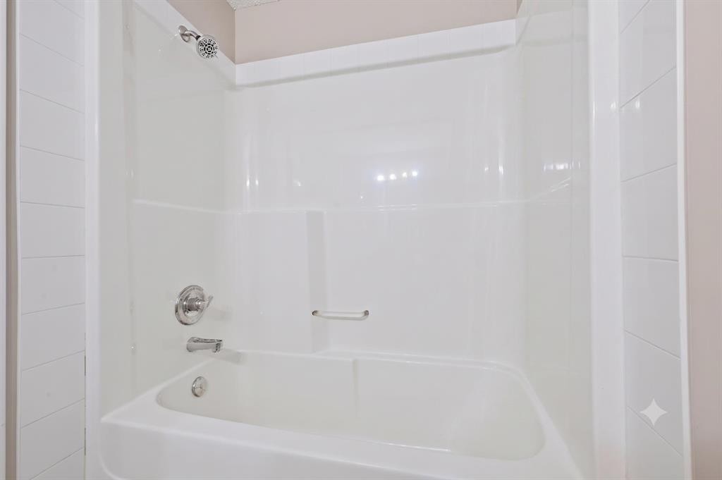 124 Everridge Gardens Sw, Calgary, AB - Indoor Photo Showing Bathroom