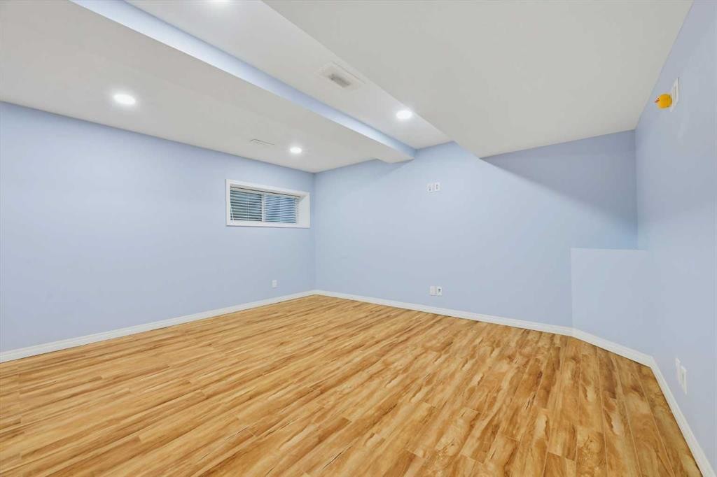 124 Everridge Gardens Sw, Calgary, AB - Indoor Photo Showing Other Room