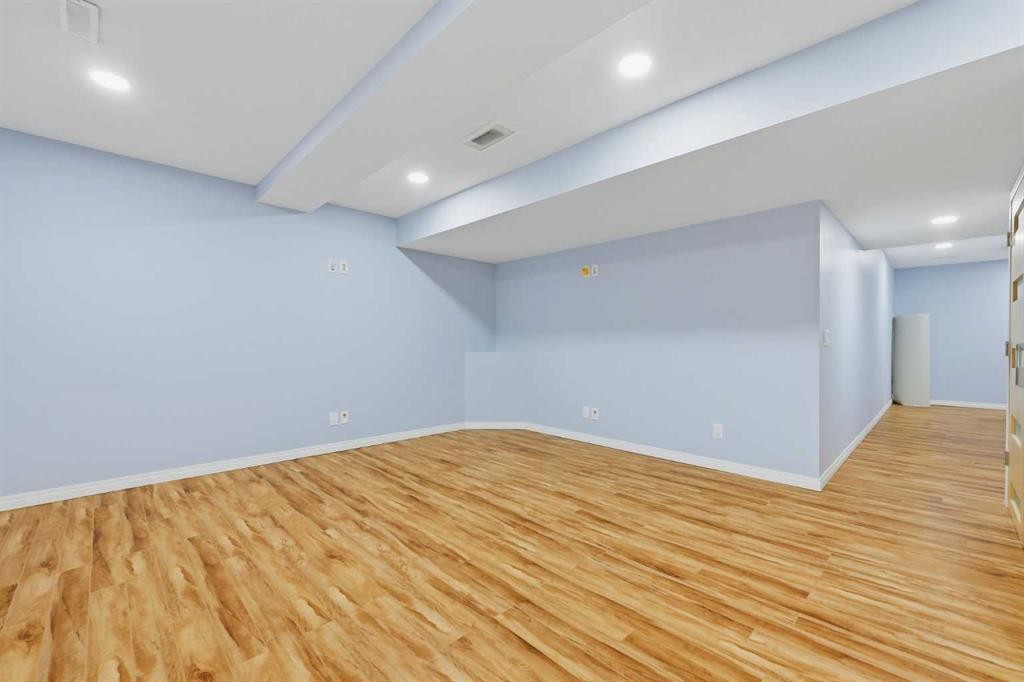 124 Everridge Gardens Sw, Calgary, AB - Indoor Photo Showing Other Room