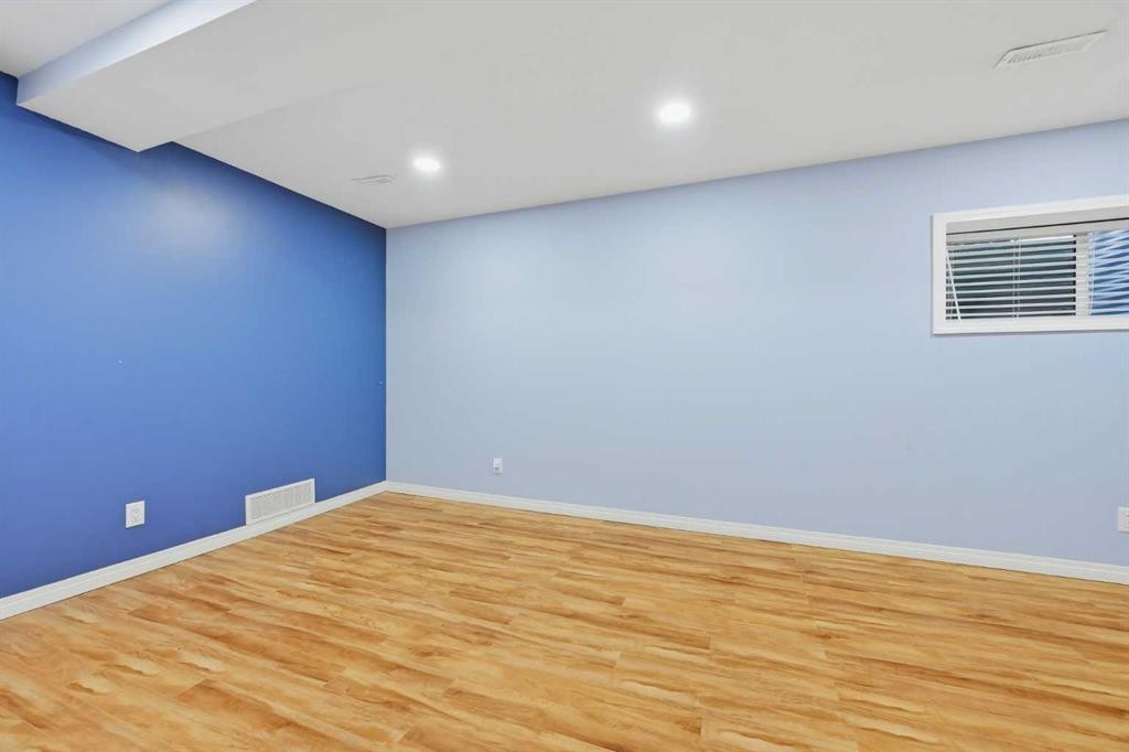 124 Everridge Gardens Sw, Calgary, AB - Indoor Photo Showing Other Room